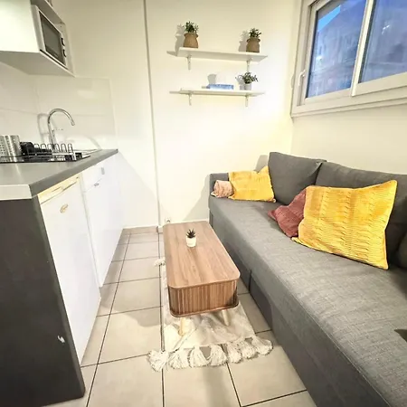 Little Parisian Hideaway For Two - Smart Base Apartment *